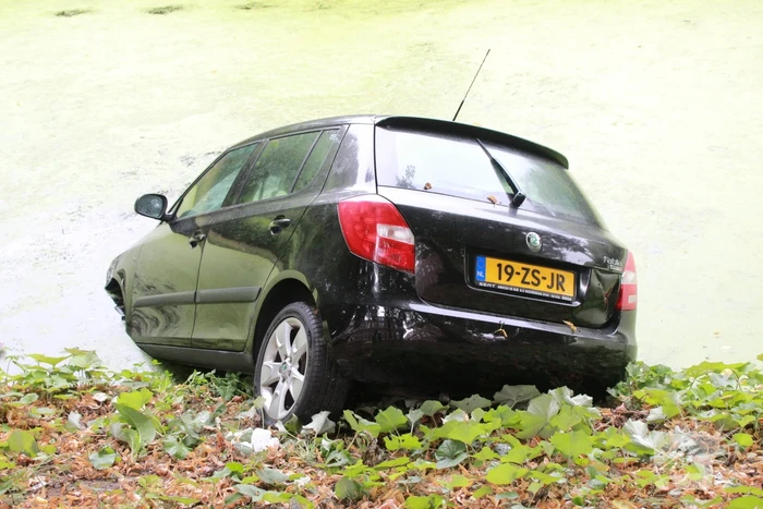 Personenauto raakt van de weg en belandt in sloot