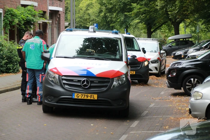 Personenauto raakt van de weg en belandt in sloot