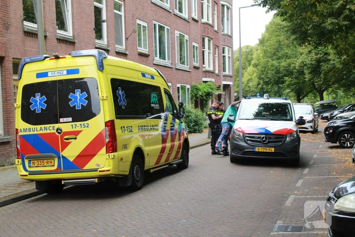 Personenauto raakt van de weg en belandt in sloot