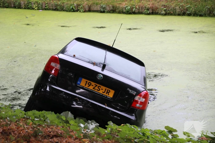 Personenauto raakt van de weg en belandt in sloot