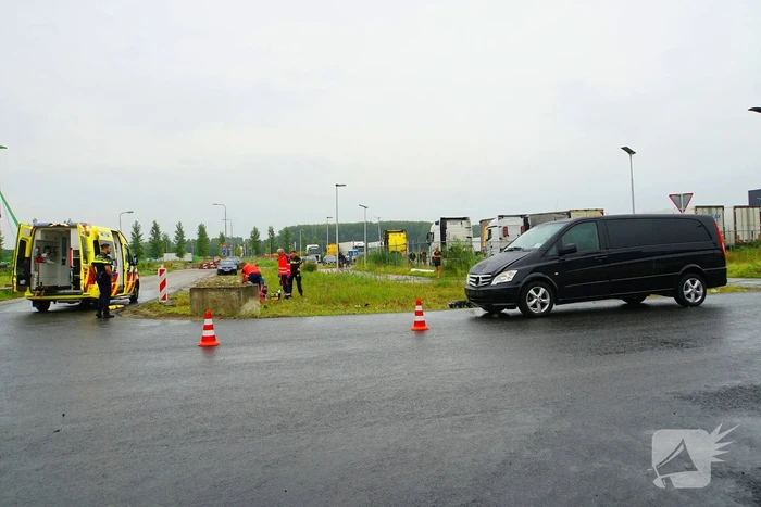Traumateam ingezet voor ongeval tussen brommer en taxibus