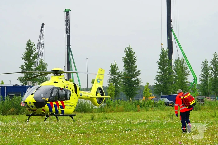 Traumateam ingezet voor ongeval tussen brommer en taxibus
