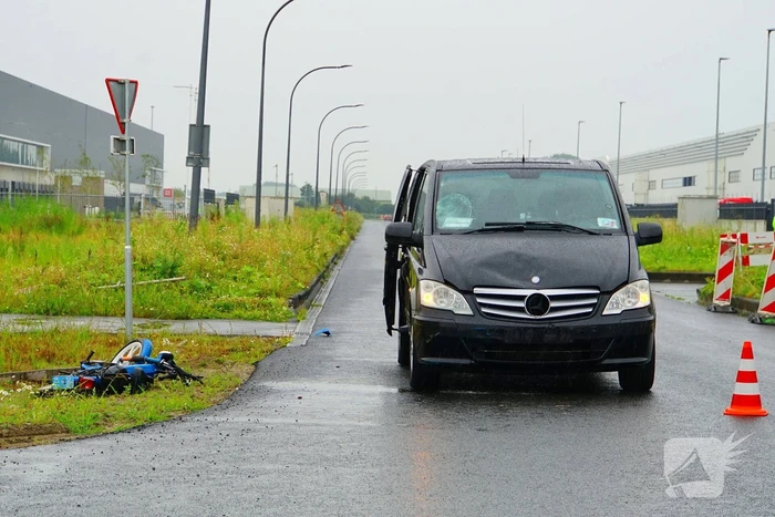 Traumateam ingezet voor ongeval tussen brommer en taxibus