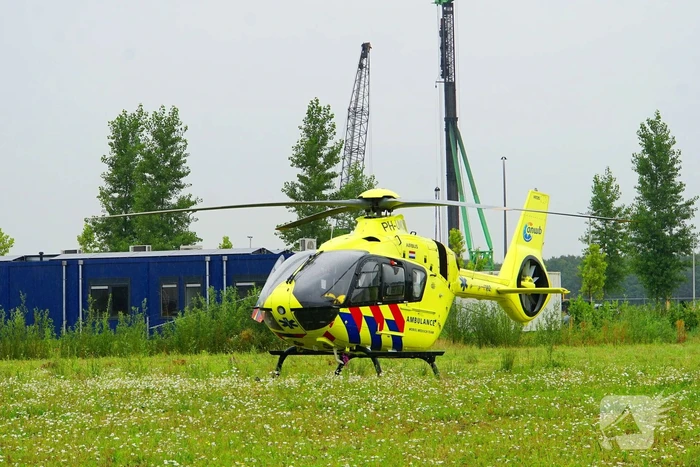 Traumateam ingezet voor ongeval tussen brommer en taxibus