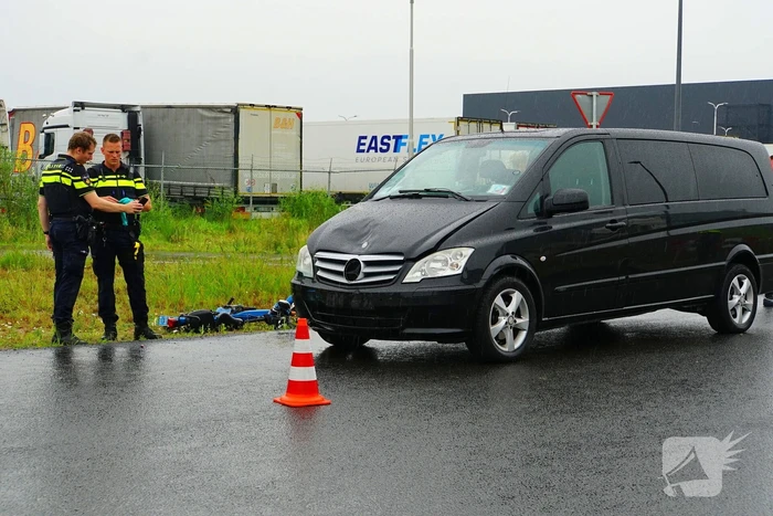 Traumateam ingezet voor ongeval tussen brommer en taxibus