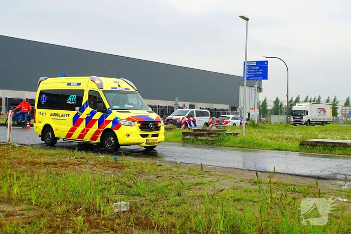 Traumateam ingezet voor ongeval tussen brommer en taxibus