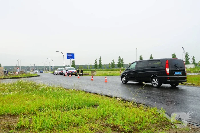 Traumateam ingezet voor ongeval tussen brommer en taxibus