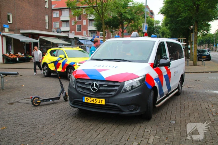Bestuurder van electrische step klapt achterop personenauto