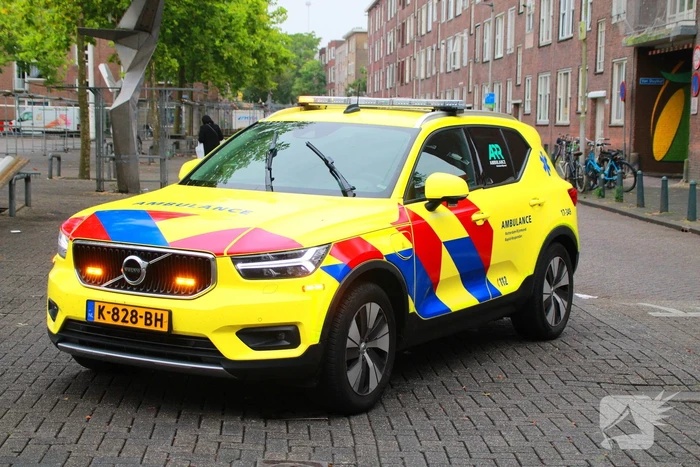 Bestuurder van electrische step klapt achterop personenauto