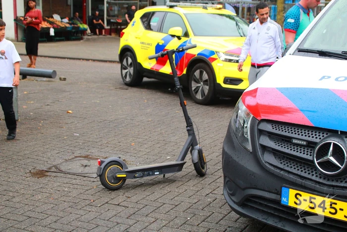 Bestuurder van electrische step klapt achterop personenauto