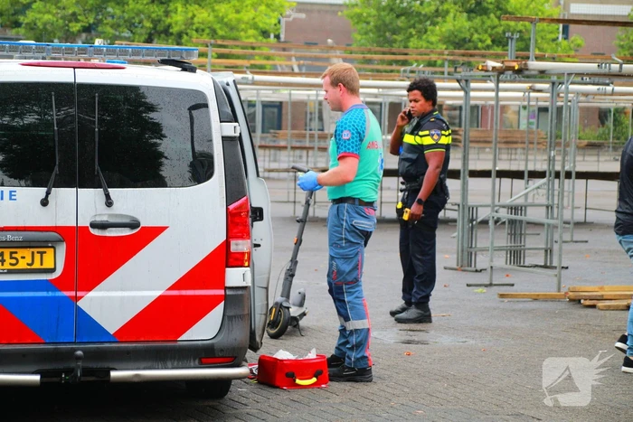 Bestuurder van electrische step klapt achterop personenauto