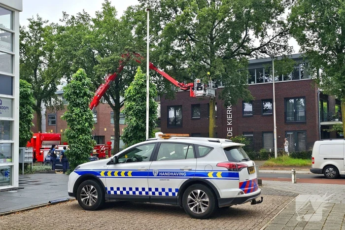 Brandweer verwijdert gevaarlijk hangende tak