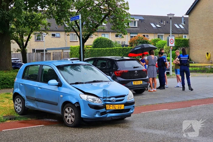 Twee voertuigen botsen op elkaar