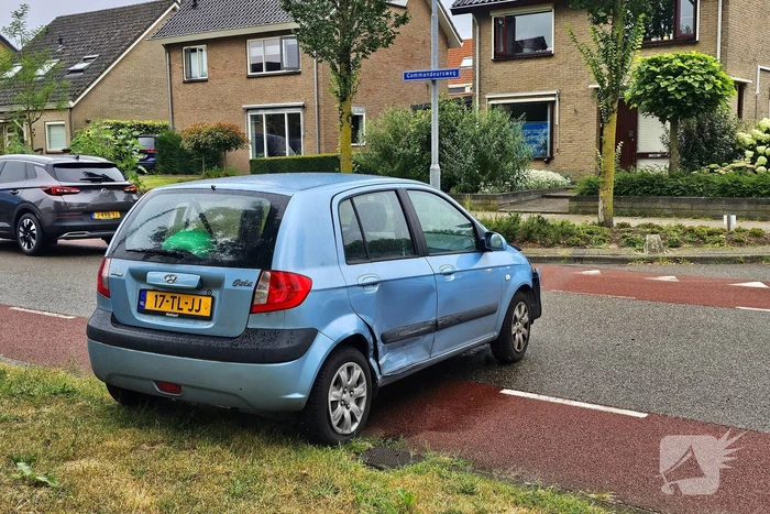 Twee voertuigen botsen op elkaar