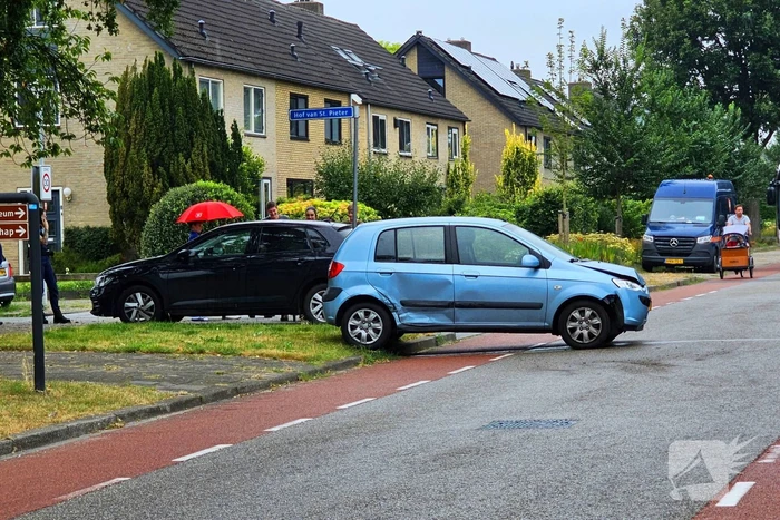 Twee voertuigen botsen op elkaar