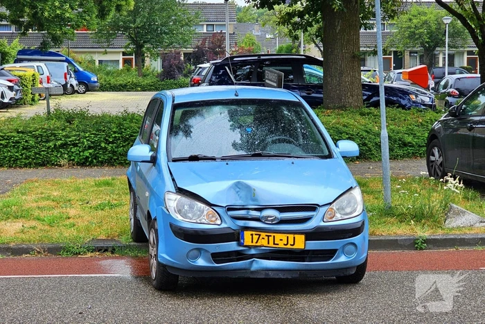 Twee voertuigen botsen op elkaar