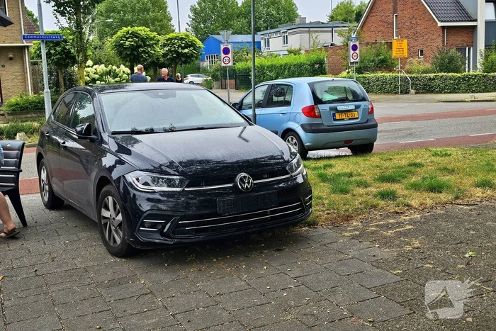 Twee voertuigen botsen op elkaar