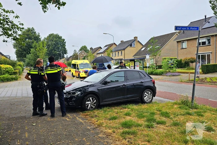 Twee voertuigen botsen op elkaar