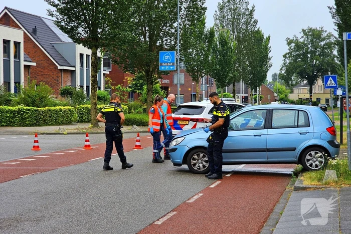 Twee voertuigen botsen op elkaar
