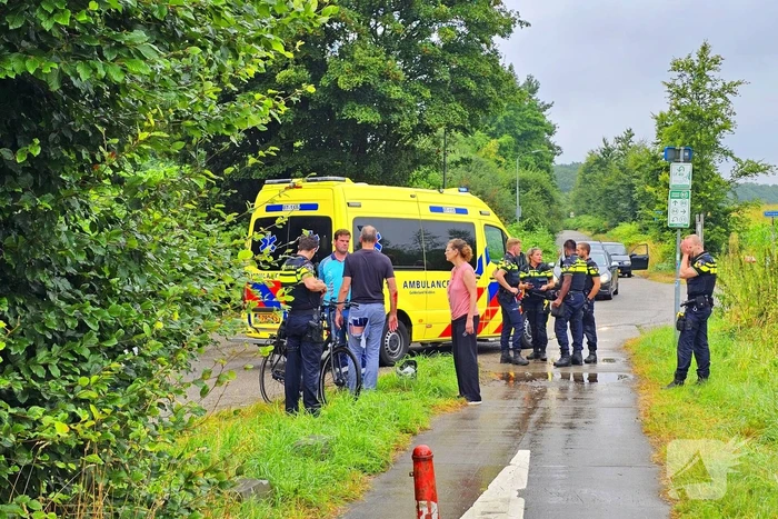 Fietser en scooterrijder met elkaar in botsing op fietspad