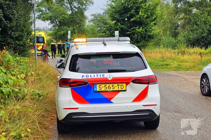 Fietser en scooterrijder met elkaar in botsing op fietspad