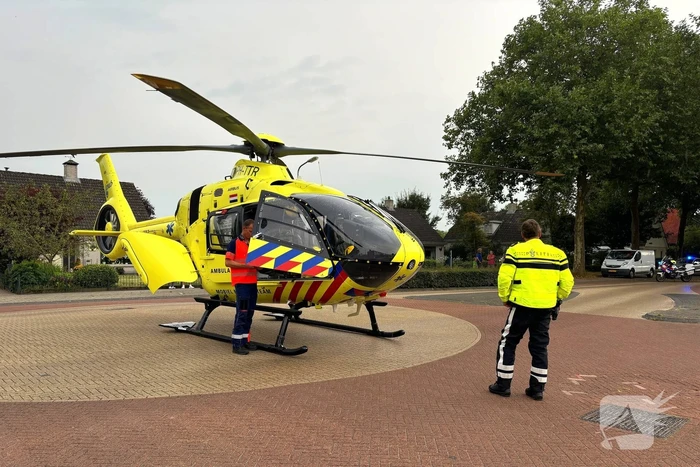 Traumahelikopter landt op kruising, inzet trekt veel bekijks