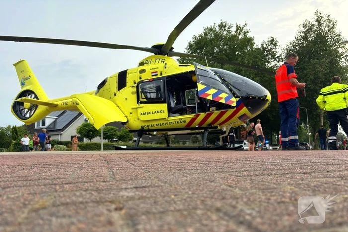 Traumahelikopter landt op kruising, inzet trekt veel bekijks