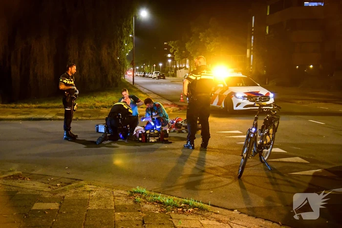 Persoon op pitbike gaat onderuit