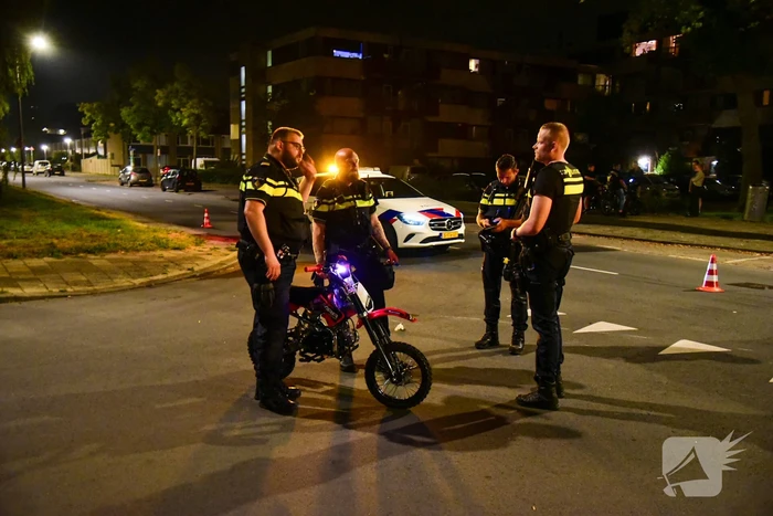 Persoon op pitbike gaat onderuit