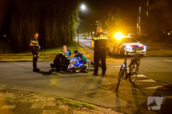 Persoon op pitbike gaat onderuit