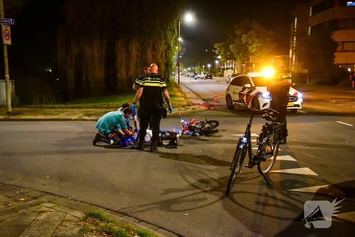 Persoon op pitbike gaat onderuit