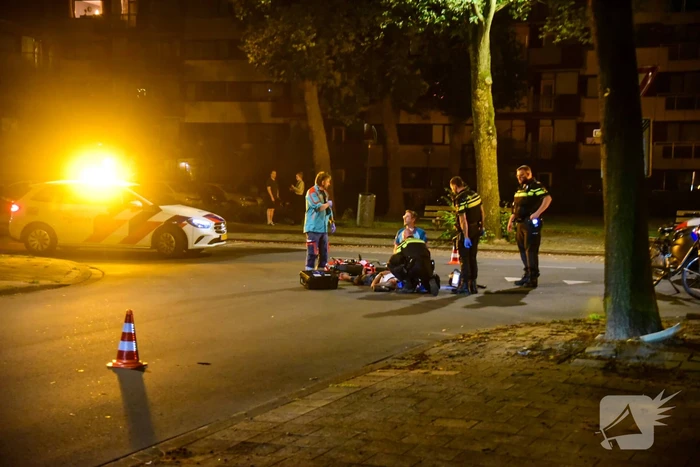 Persoon op pitbike gaat onderuit