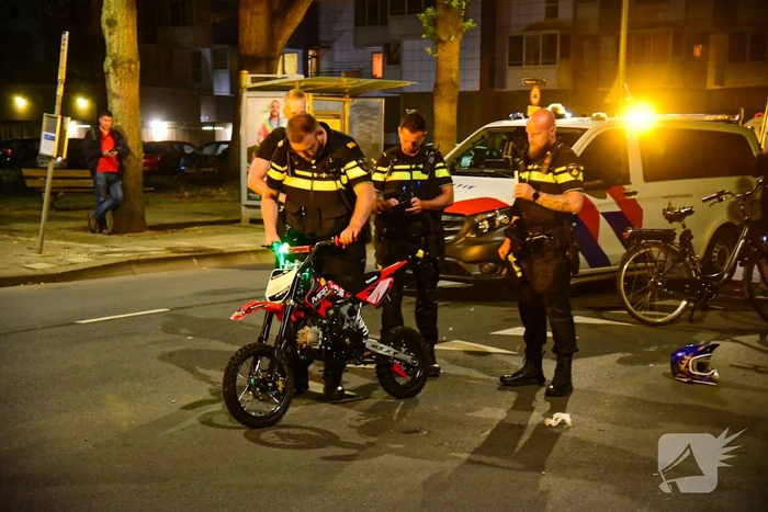 Persoon op pitbike gaat onderuit