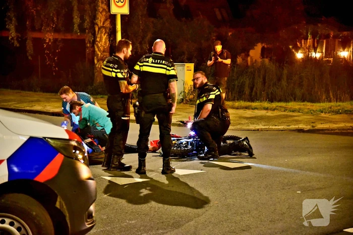 Persoon op pitbike gaat onderuit