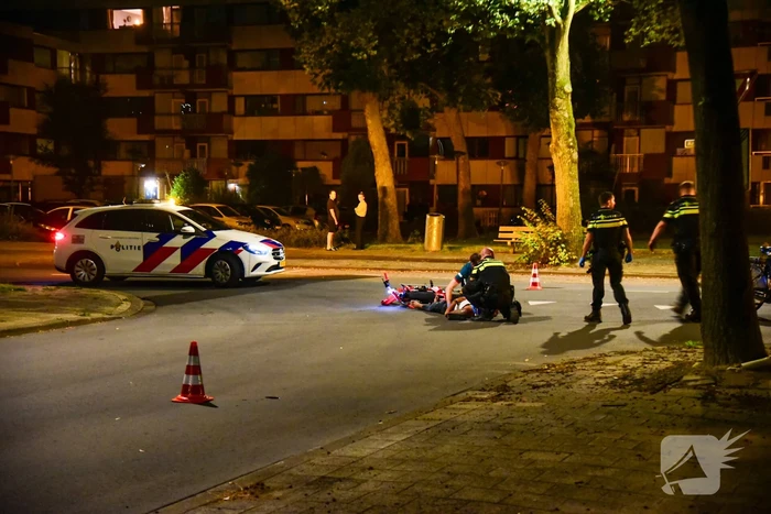 Persoon op pitbike gaat onderuit