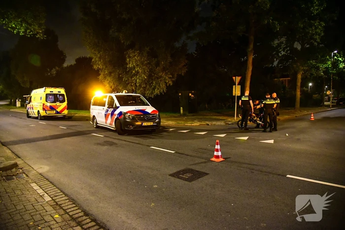 Persoon op pitbike gaat onderuit