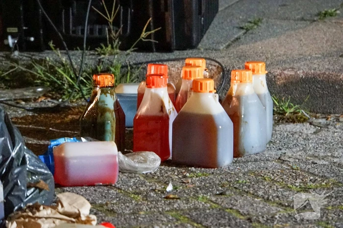 Ondergrondse container levert vreemde geuren en verdachte flessen op