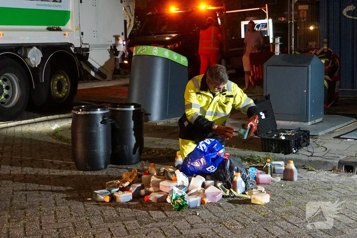 Ondergrondse container levert vreemde geuren en verdachte flessen op