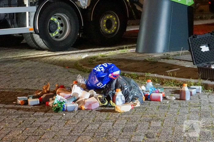 Ondergrondse container levert vreemde geuren en verdachte flessen op