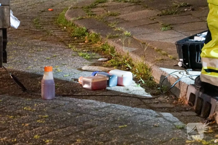 Ondergrondse container levert vreemde geuren en verdachte flessen op