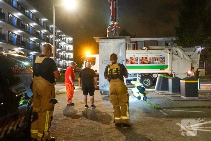 Ondergrondse container levert vreemde geuren en verdachte flessen op