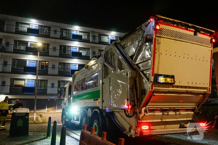 Ondergrondse container levert vreemde geuren en verdachte flessen op