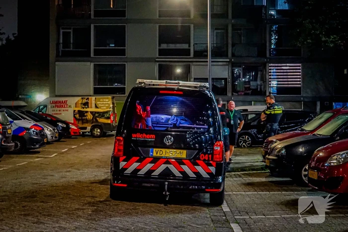 Ondergrondse container levert vreemde geuren en verdachte flessen op