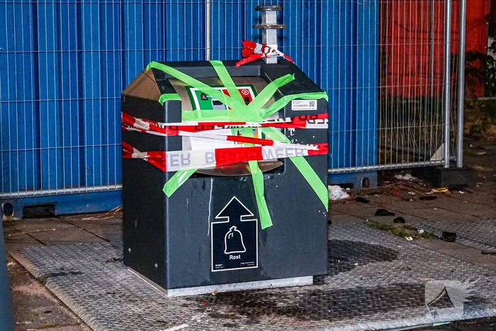 Ondergrondse container levert vreemde geuren en verdachte flessen op