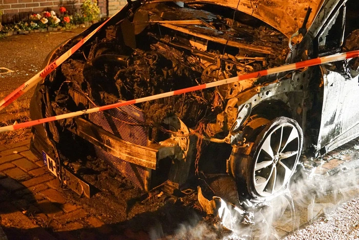 Alerte buurtbewoners ontdekken autobrand