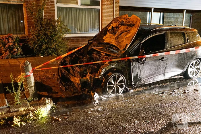 Alerte buurtbewoners ontdekken autobrand