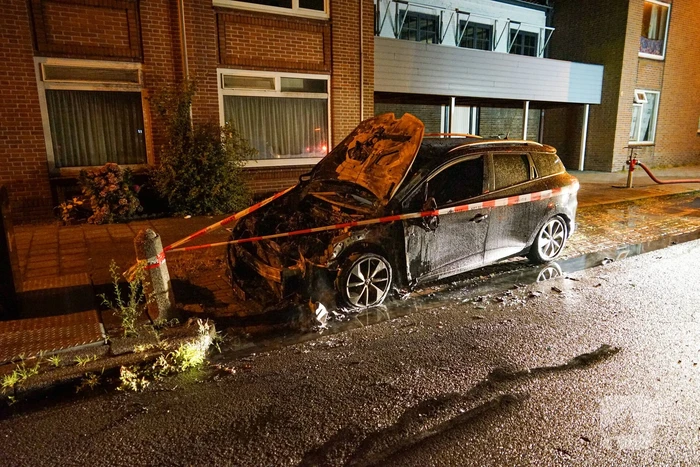 Alerte buurtbewoners ontdekken autobrand
