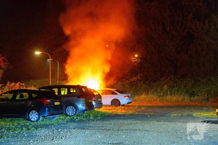 Voorzijde geparkeerde auto volledig verwoest door brand