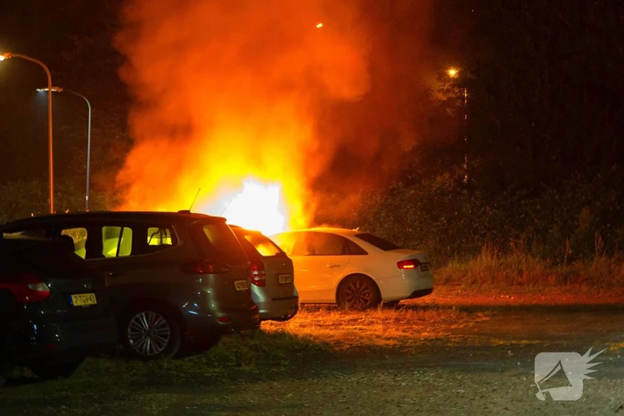 Voorzijde geparkeerde auto volledig verwoest door brand