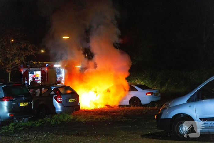 Voorzijde geparkeerde auto volledig verwoest door brand